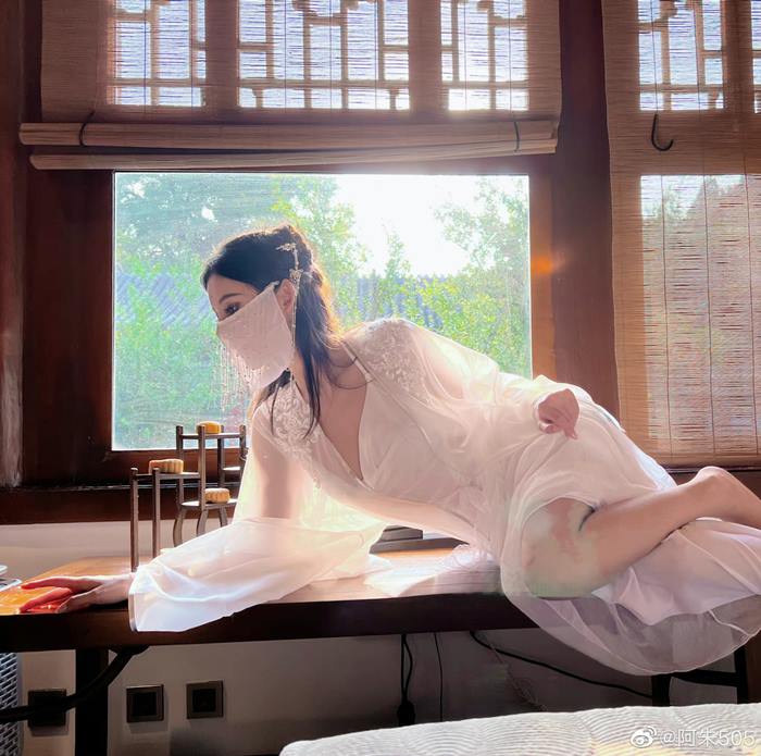สาวสวยพันเชือกที่ขา สาวสวยพันเชือกที่ขา