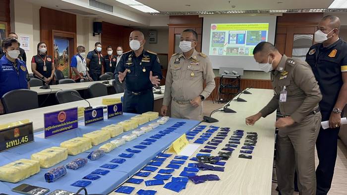 ภาพไวรัลตำรวจจับยาเสพติดร่วมเฟรมคนร้าย ภาพไวรัลตำรวจจับยาเสพติดร่วมเฟรมคนร้าย