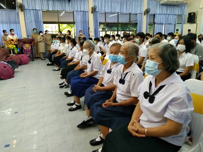 คุณยายแต่งชุดนักเรียน รับใบจบการศึกษา คุณยายแต่งชุดนักเรียน รับใบจบการศึกษา