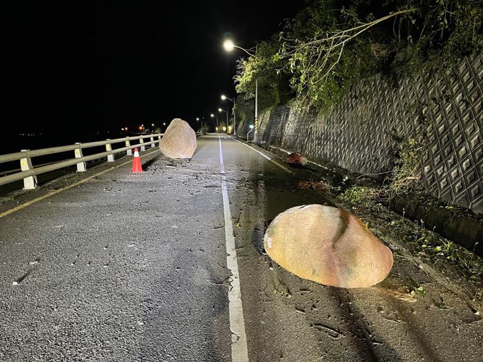 เชียร์ลีดเดอร์ วิ่งหนีแผ่นดินไหวเปลือยเปล่า เชียร์ลีดเดอร์ วิ่งหนีแผ่นดินไหวเปลือยเปล่า