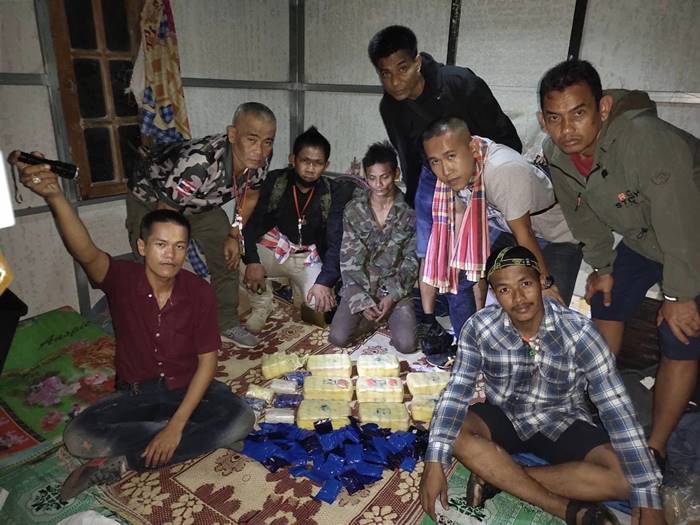 ภาพไวรัลตำรวจจับยาเสพติดร่วมเฟรมคนร้าย ภาพไวรัลตำรวจจับยาเสพติดร่วมเฟรมคนร้าย