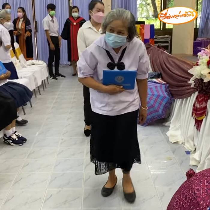 คุณยายแต่งชุดนักเรียน รับใบจบการศึกษา คุณยายแต่งชุดนักเรียน รับใบจบการศึกษา