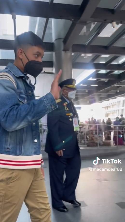 เจ้าฟ้าทีปังกรรัศมีโชติ ตรัสถามอาการของผู้ที่มาเฝ้ารับเสด็จ เจ้าฟ้าทีปังกรรัศมีโชติ ตรัสถามอาการของผู้ที่มาเฝ้ารับเสด็จ