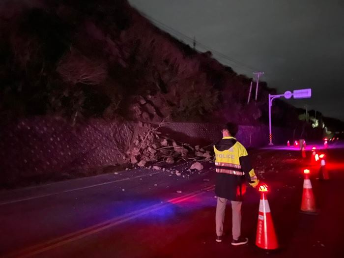 เชียร์ลีดเดอร์ วิ่งหนีแผ่นดินไหวเปลือยเปล่า เชียร์ลีดเดอร์ วิ่งหนีแผ่นดินไหวเปลือยเปล่า