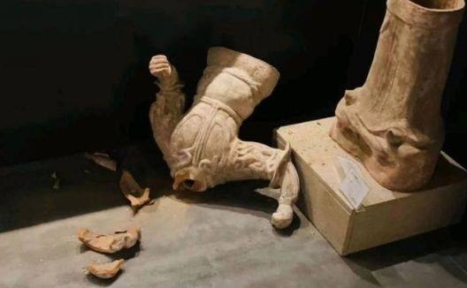 หุ่นโบราณ 6 ล้าน ล้มคอหัก หุ่นโบราณ 6 ล้าน ล้มคอหัก