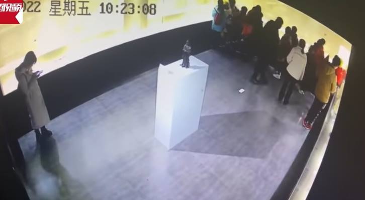 หุ่นโบราณ 6 ล้าน ล้มคอหัก หุ่นโบราณ 6 ล้าน ล้มคอหัก