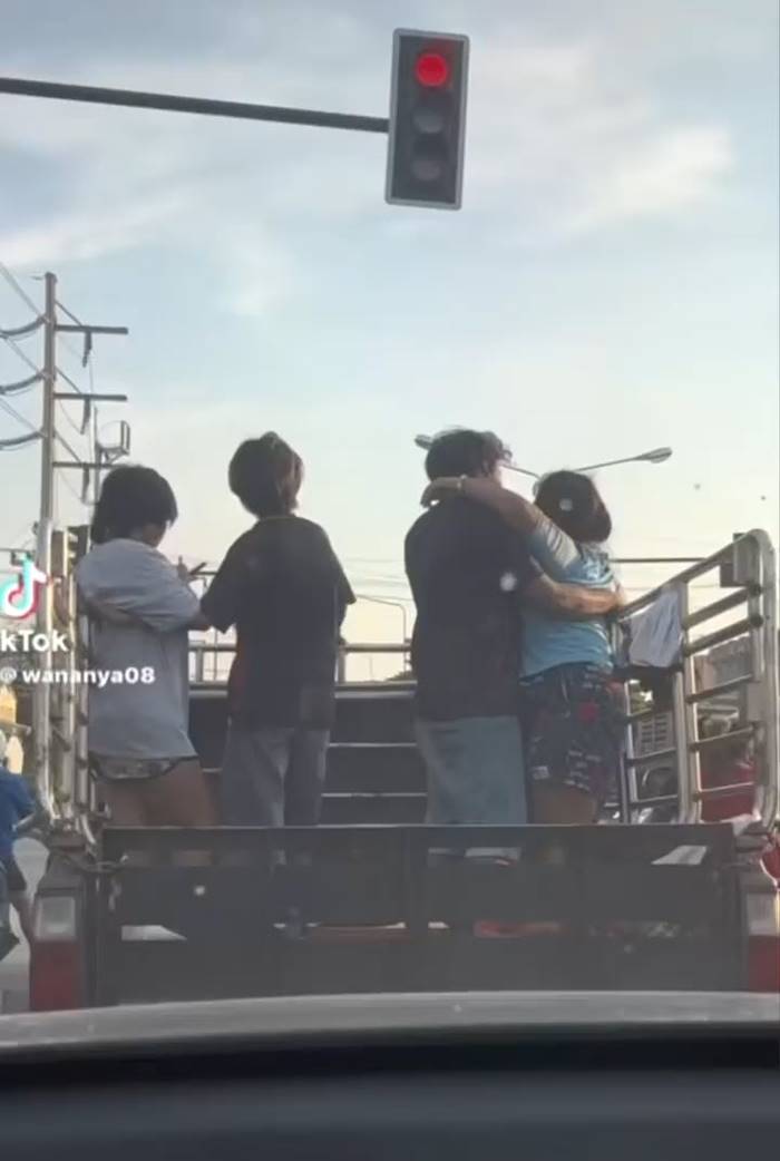 หนุ่มสาวคลั่งรัก ตอนรถติดไฟแดง หนุ่มสาวคลั่งรัก ตอนรถติดไฟแดง