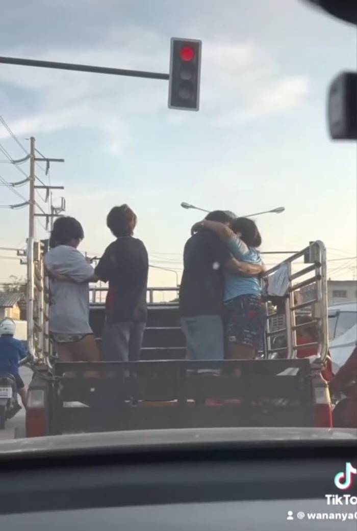 หนุ่มสาวคลั่งรัก ตอนรถติดไฟแดง หนุ่มสาวคลั่งรัก ตอนรถติดไฟแดง