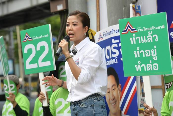 อ้น ทิพานัน โชว์ภาพ รวมไทยสร้างชาติ บนสะพานพระราม 8 อ้น ทิพานัน โชว์ภาพ รวมไทยสร้างชาติ บนสะพานพระราม 8