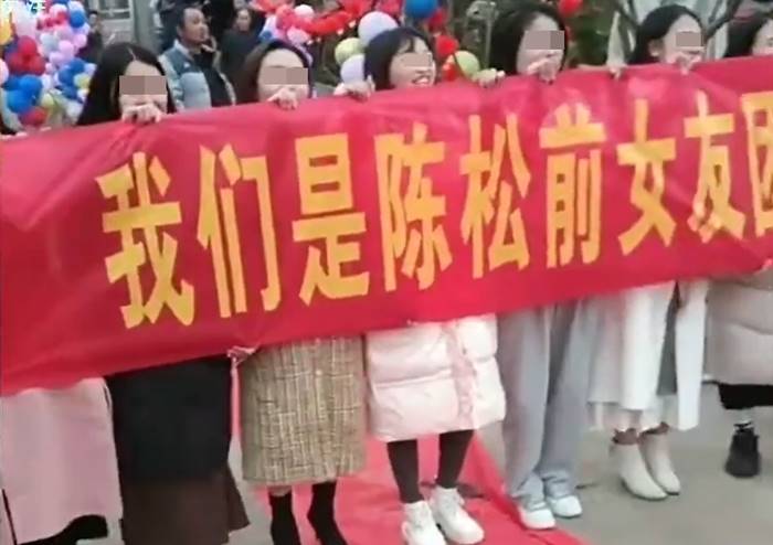 แฟนเก่าเจ้าบ่าว โผล่ชูป้ายงานแต่ง แฟนเก่าเจ้าบ่าว โผล่ชูป้ายงานแต่ง