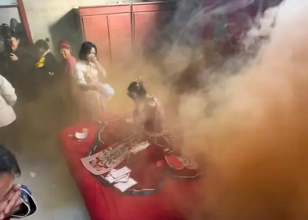 เพื่อนเจ้าบ่าว ปาระเบิดควัน เพื่อนเจ้าบ่าว ปาระเบิดควัน