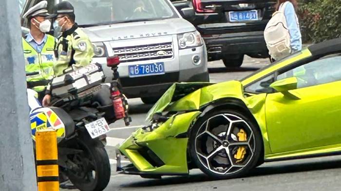 มือใหม่หัดขับ ออกถนนใหญ่ชน แลมโบกินี่ มือใหม่หัดขับ ออกถนนใหญ่ชน แลมโบกินี่