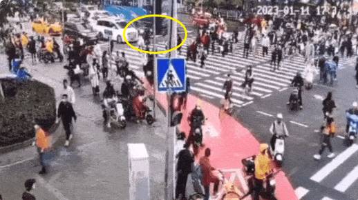 BMW พุ่งชนคนข้ามทางม้าลายตาย 5 คน BMW พุ่งชนคนข้ามทางม้าลายตาย 5 คน