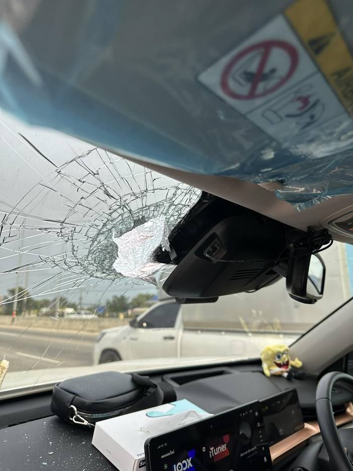 ค้อนบินใส่กระจกรถ ค้อนบินใส่กระจกรถ