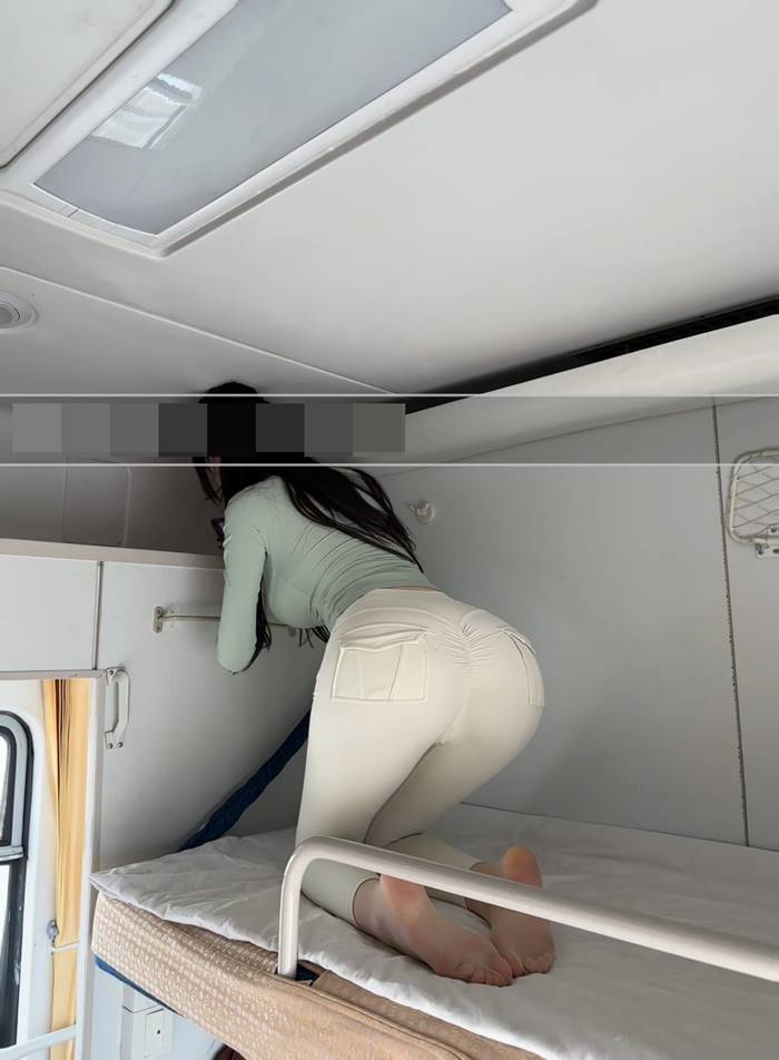 สาวถ่ายสยิวโชว์แหวกก้นบนรถไฟ สาวถ่ายสยิวโชว์แหวกก้นบนรถไฟ