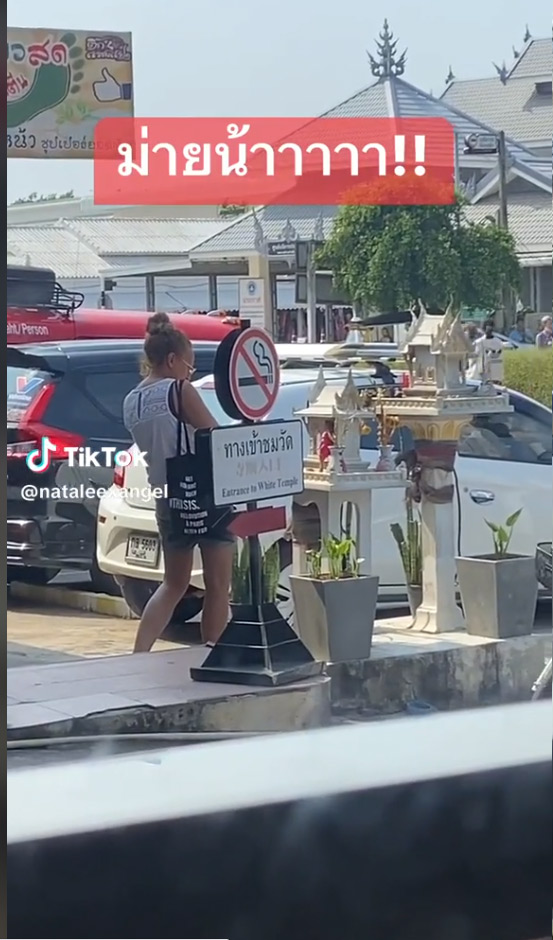 ฝรั่งเอาบาร์บี้ถ่ายรูปกับศาลพระภูมิ ฝรั่งเอาบาร์บี้ถ่ายรูปกับศาลพระภูมิ