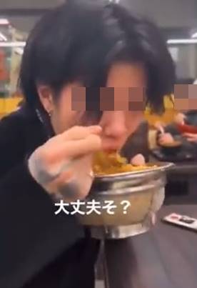 วัยรุ่นญี่ปุ่น ใช้ช้อนรวมตักเครื่องเคียงใส่ปาก วัยรุ่นญี่ปุ่น ใช้ช้อนรวมตักเครื่องเคียงใส่ปาก