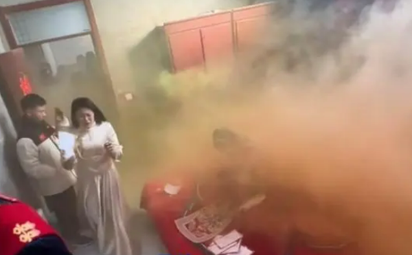 เพื่อนเจ้าบ่าว ปาระเบิดควัน เพื่อนเจ้าบ่าว ปาระเบิดควัน