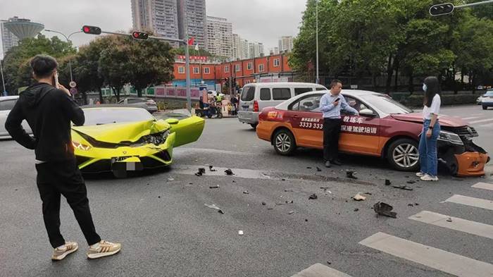 มือใหม่หัดขับ ออกถนนใหญ่ชน แลมโบกินี่ มือใหม่หัดขับ ออกถนนใหญ่ชน แลมโบกินี่