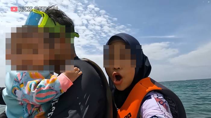 ดราม่า ยูทูบเบอร์ อุ้มลูกขี่เจ็ตสกีมือเดียว ไม่สวมเสื้อชูชีพให้ลูก ดราม่า ยูทูบเบอร์ อุ้มลูกขี่เจ็ตสกีมือเดียว ไม่สวมเสื้อชูชีพให้ลูก