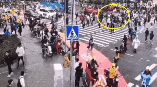 BMW พุ่งชนคนข้ามทางม้าลายตาย 5 คน BMW พุ่งชนคนข้ามทางม้าลายตาย 5 คน