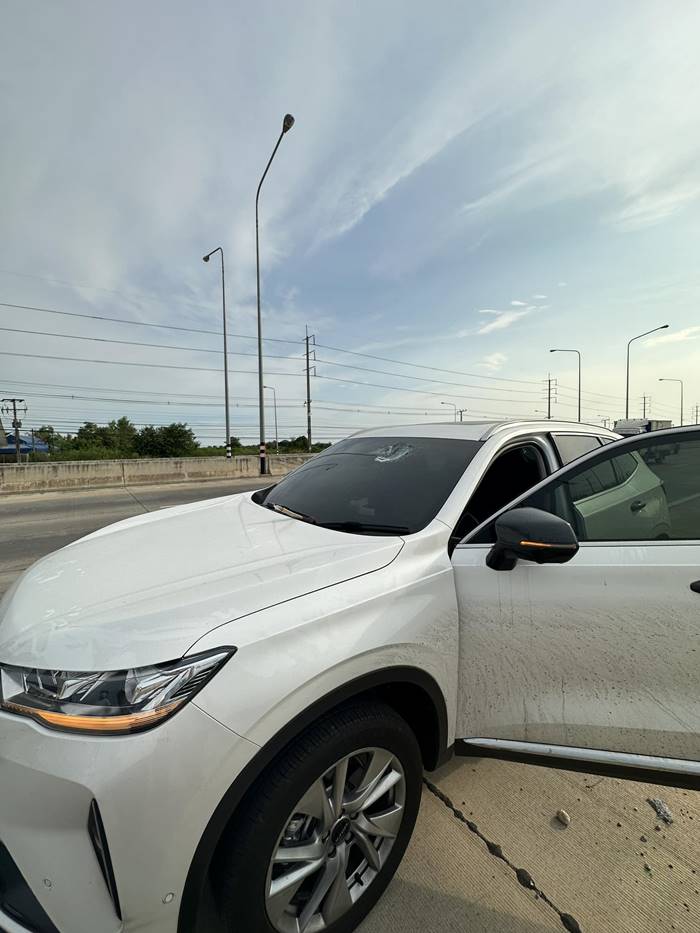 ค้อนบินใส่กระจกรถ ค้อนบินใส่กระจกรถ