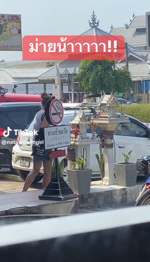 ฝรั่งเอาบาร์บี้ถ่ายรูปกับศาลพระภูมิ ฝรั่งเอาบาร์บี้ถ่ายรูปกับศาลพระภูมิ