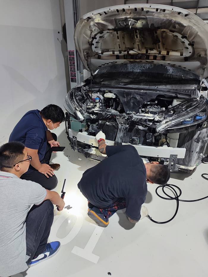 รถไฟฟ้า BYD ควันขึ้นตอนชาร์จ รถไฟฟ้า BYD ควันขึ้นตอนชาร์จ