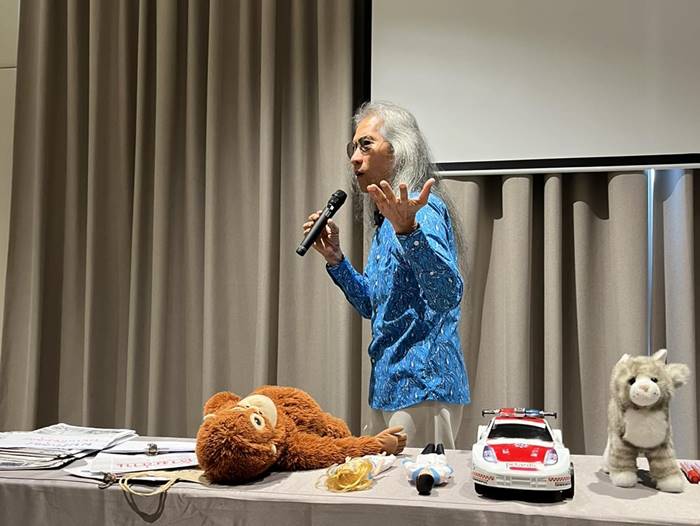 อาจารย์แดง สอนธรรมะพนักงานโรงแรม อาจารย์แดง สอนธรรมะพนักงานโรงแรม