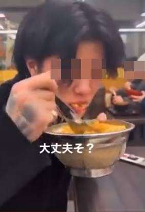 วัยรุ่นญี่ปุ่น ใช้ช้อนรวมตักเครื่องเคียงใส่ปาก วัยรุ่นญี่ปุ่น ใช้ช้อนรวมตักเครื่องเคียงใส่ปาก