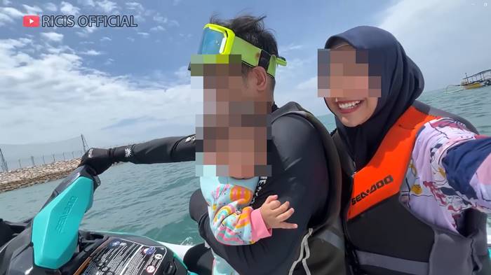 ดราม่า ยูทูบเบอร์ อุ้มลูกขี่เจ็ตสกีมือเดียว ไม่สวมเสื้อชูชีพให้ลูก ดราม่า ยูทูบเบอร์ อุ้มลูกขี่เจ็ตสกีมือเดียว ไม่สวมเสื้อชูชีพให้ลูก