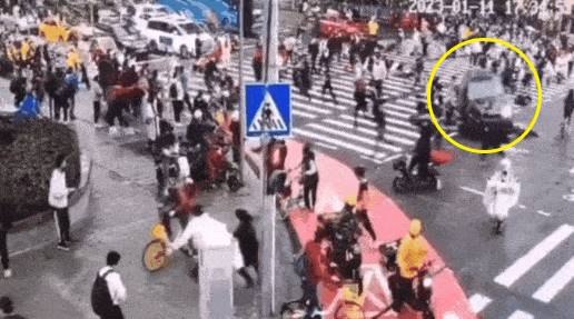 BMW พุ่งชนคนข้ามทางม้าลายตาย 5 คน BMW พุ่งชนคนข้ามทางม้าลายตาย 5 คน