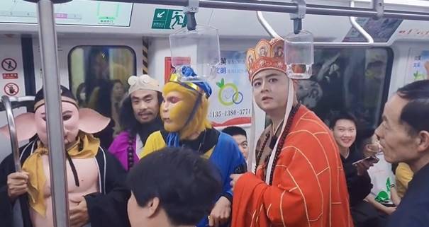 คอสเพลย์ไซอิ๋วขึ้นรถไฟฟ้า คอสเพลย์ไซอิ๋วขึ้นรถไฟฟ้า