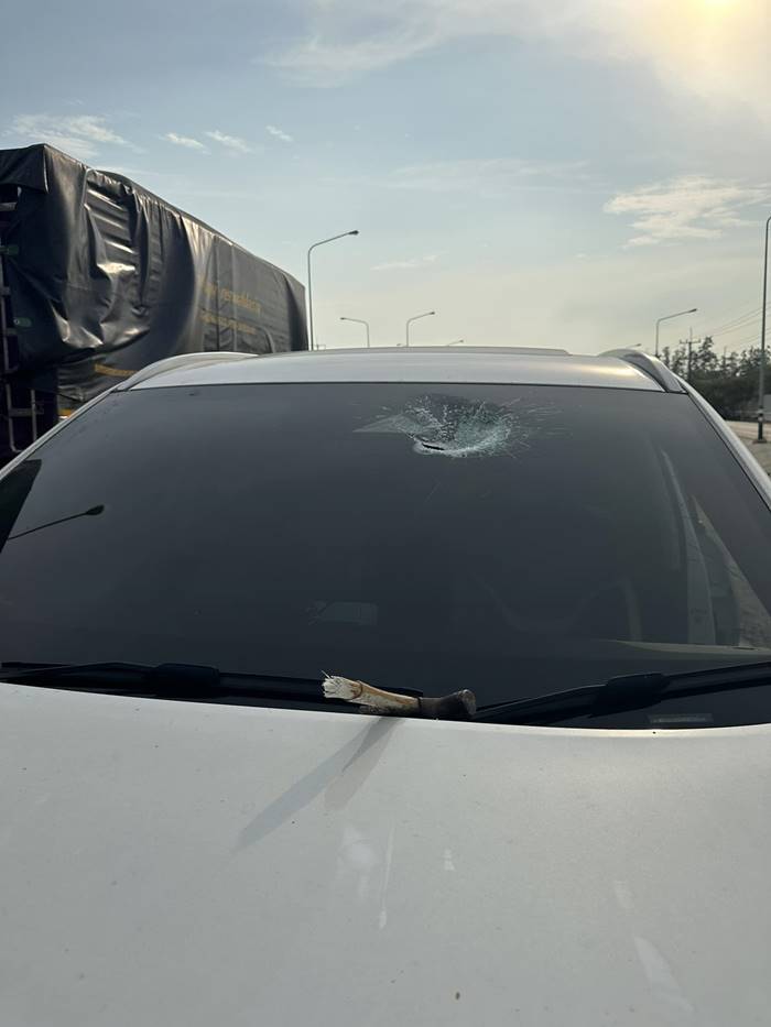 ค้อนบินใส่กระจกรถ ค้อนบินใส่กระจกรถ