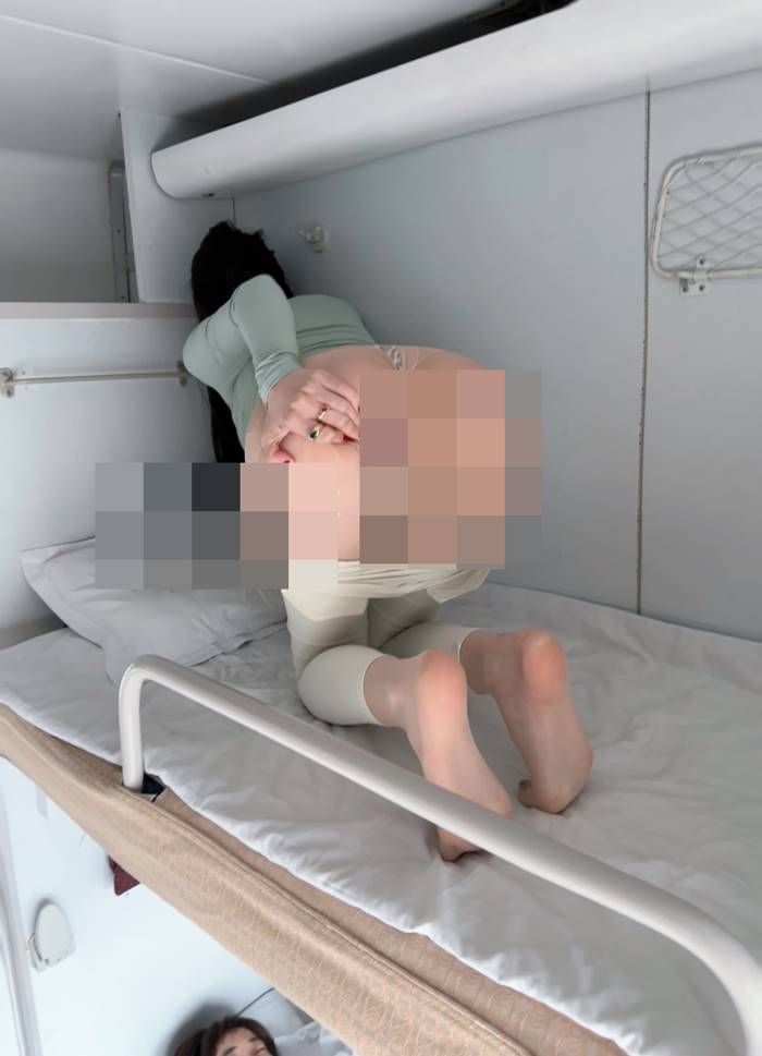 สาวถ่ายสยิวโชว์แหวกก้นบนรถไฟ สาวถ่ายสยิวโชว์แหวกก้นบนรถไฟ