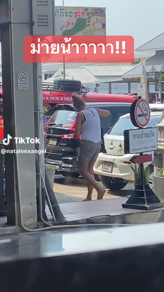 ฝรั่งเอาบาร์บี้ถ่ายรูปกับศาลพระภูมิ ฝรั่งเอาบาร์บี้ถ่ายรูปกับศาลพระภูมิ