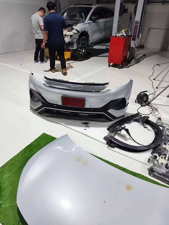 รถไฟฟ้า BYD ควันขึ้นตอนชาร์จ รถไฟฟ้า BYD ควันขึ้นตอนชาร์จ