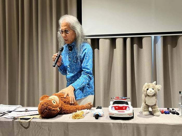 อาจารย์แดง สอนธรรมะพนักงานโรงแรม อาจารย์แดง สอนธรรมะพนักงานโรงแรม