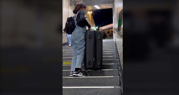 สาวเที่ยวเกาหลี เจอไอดอลเกาหลีแบกกระเป๋าให้ สาวเที่ยวเกาหลี เจอไอดอลเกาหลีแบกกระเป๋าให้