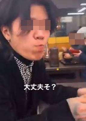 วัยรุ่นญี่ปุ่น ใช้ช้อนรวมตักเครื่องเคียงใส่ปาก วัยรุ่นญี่ปุ่น ใช้ช้อนรวมตักเครื่องเคียงใส่ปาก