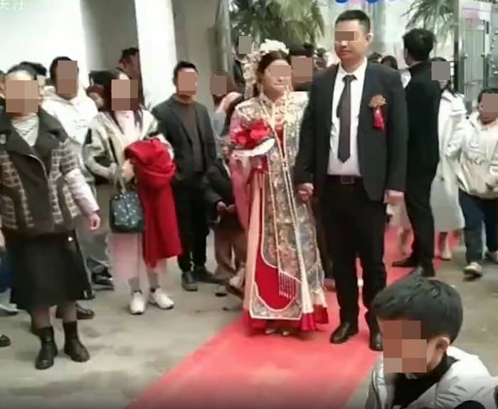 แฟนเก่าเจ้าบ่าว โผล่ชูป้ายงานแต่ง แฟนเก่าเจ้าบ่าว โผล่ชูป้ายงานแต่ง