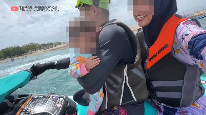 ดราม่า ยูทูบเบอร์ อุ้มลูกขี่เจ็ตสกีมือเดียว ไม่สวมเสื้อชูชีพให้ลูก ดราม่า ยูทูบเบอร์ อุ้มลูกขี่เจ็ตสกีมือเดียว ไม่สวมเสื้อชูชีพให้ลูก