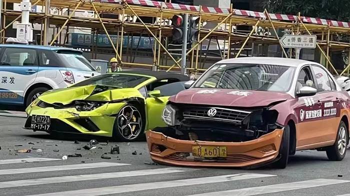 มือใหม่หัดขับ ออกถนนใหญ่ชน แลมโบกินี่ มือใหม่หัดขับ ออกถนนใหญ่ชน แลมโบกินี่