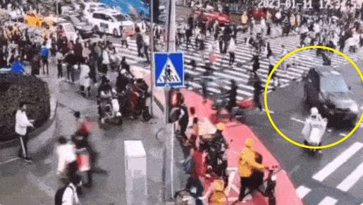 BMW พุ่งชนคนข้ามทางม้าลายตาย 5 คน BMW พุ่งชนคนข้ามทางม้าลายตาย 5 คน