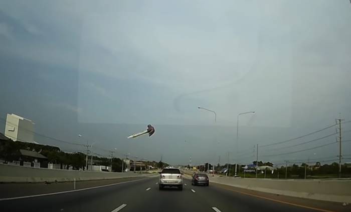 ค้อนบินใส่กระจกรถ ค้อนบินใส่กระจกรถ