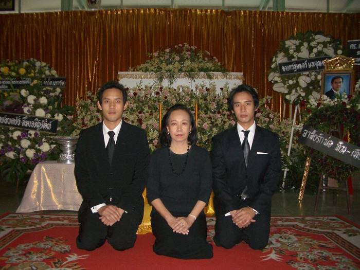 ทิม พิธา แจงดราม่าถูกจับผิด เรื่องงานศพพ่อ ทิม พิธา แจงดราม่าถูกจับผิด เรื่องงานศพพ่อ