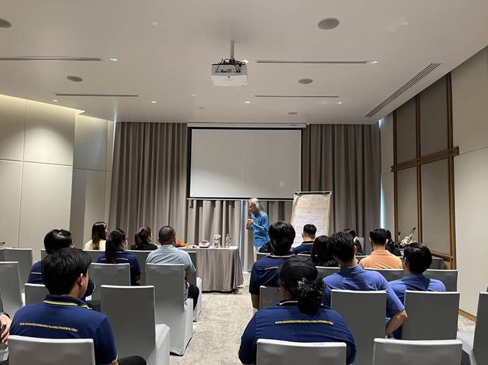 อาจารย์แดง สอนธรรมะพนักงานโรงแรม อาจารย์แดง สอนธรรมะพนักงานโรงแรม