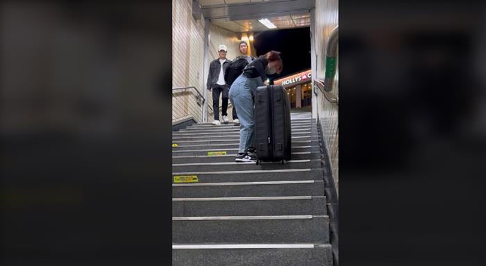 สาวเที่ยวเกาหลี เจอไอดอลเกาหลีแบกกระเป๋าให้ สาวเที่ยวเกาหลี เจอไอดอลเกาหลีแบกกระเป๋าให้