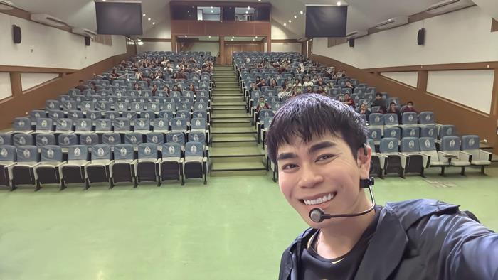 ครูพี่บาส โดนจับคาสุวรรณภูมิ หมิ่นประมาท ธรรมนัส ครูพี่บาส โดนจับคาสุวรรณภูมิ หมิ่นประมาท ธรรมนัส