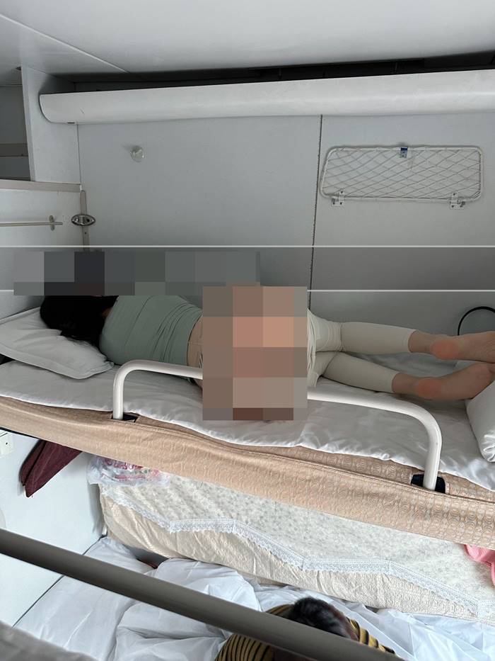 สาวถ่ายสยิวโชว์แหวกก้นบนรถไฟ สาวถ่ายสยิวโชว์แหวกก้นบนรถไฟ